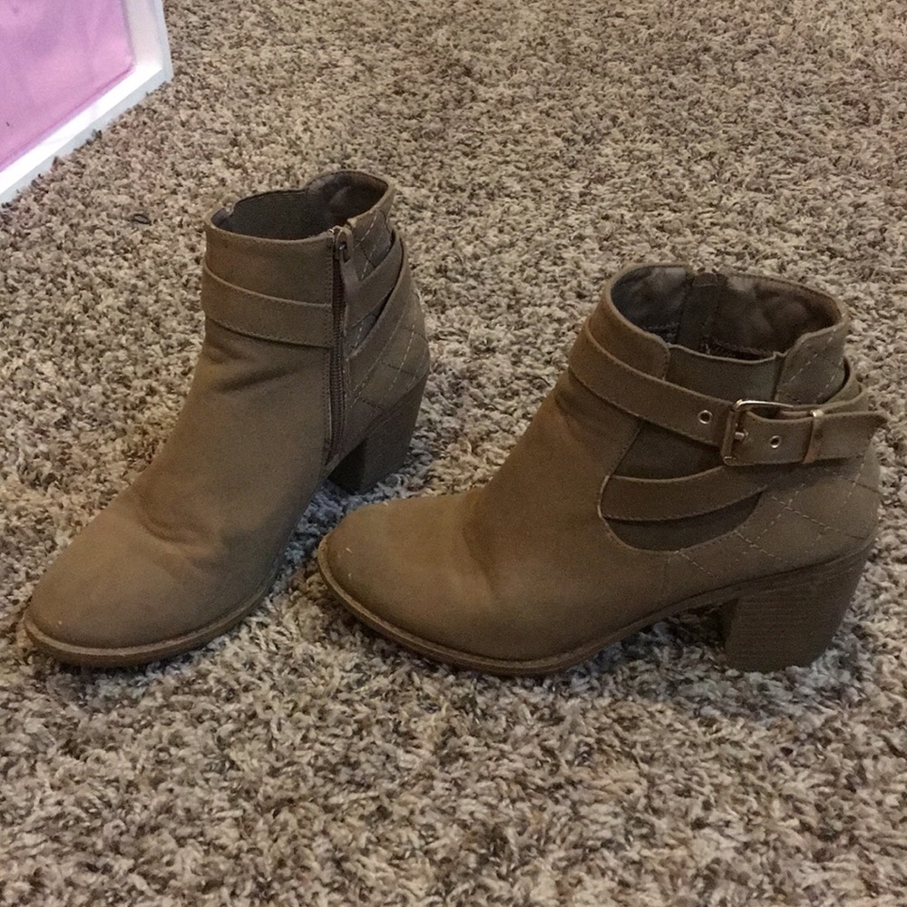 Brown heeled booties, 2in